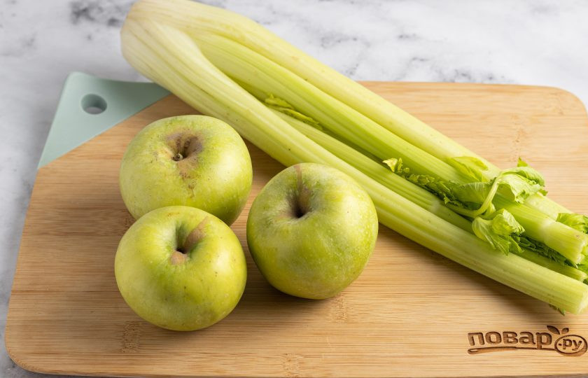 1. Этап. Свежевыжатый сок из сельдерея и яблок: Подготовьте все ингредиенты.