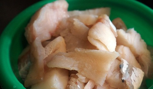 1. Этап. Солянка рыбная оригинальная: Филе трески порезать небольшими кусочками.