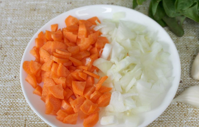 1. Этап. Щавельник: Режем мелко лук. Морковь нарезаем чуть крупнее. Лук с морковью высыпаем в кипящий бульон.