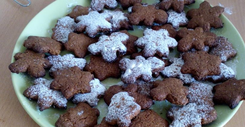 1. Этап. Выпечка из толокна: Готовое печенье посыпьте сахарной пудрой — и можете подавать к чаю или кофе. Хорошо оно как в теплом, так и остывшем виде. Приятного аппетита!