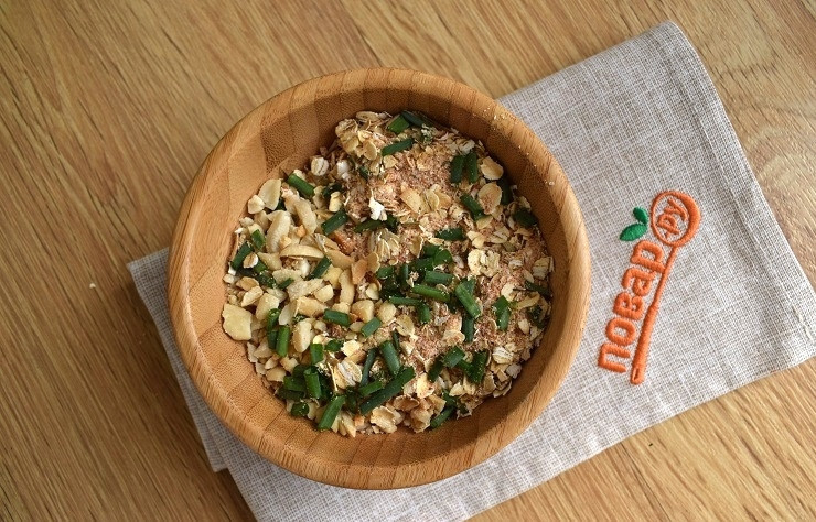 1. Этап. Запеченная рыба под хрустящей корочкой: Зелень мелко нарежьте, смешайте с овсяными хлопьями, панировочными сухарями, измельченным арахисом.