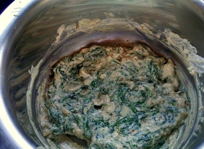 1. Этап. Тост со шпинатом: 4. Перемешайте смесь и добавьте шпинат.