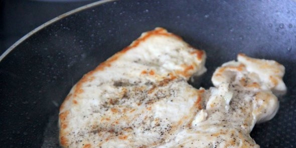 1. Этап. Отбивная по-цыгански: Обжарьте курицу в масле с обеих сторон до золотистой корочки.