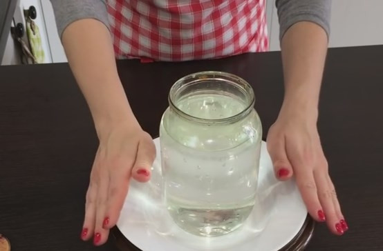 1. Этап. Голубцы с морковкой по-корейски в квашеной капусте: 6. Голубцы нужно залить маринадом. Сок из-под корейской морковки можно тоже отправить к голубцам. Для рассола на литр кипятка возьмите 1 лавровый лист, полстакана сахара, 2 столовых ложки соли, полстакана масла и 1/3 стакана уксуса. Перемешайте и залейте голубцы. Сверху поставьте тарелку, а на нее — банку с водой. После того как рассол остынет, отправьте блюдо под прессом в холодильник на сутки.