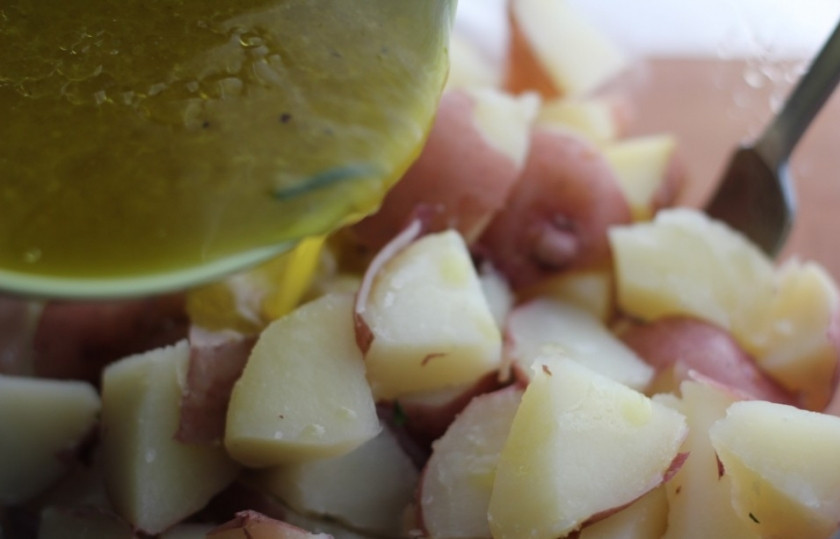 1. Этап. Картофельный салат без майонеза: Другую часть картофеля отварить. Полить топленным маслом.