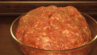 1. Этап. Картофельные шарики с фаршем: 4. Очищаем лук, нарезаем его довольно мелко, добавляем к фаршу, солим и добавляем приправы. Фарш можно взять готовый (или делаем его самостоятельно, можно смешать несколько видов мяса).