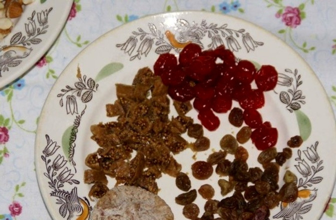 1. Этап. Штрудель с сухофруктами: Сделайте начинку. Орехи измельчите в блендере. Все сухофрукты помойте и нарежьте, кроме изюма. Яблоки помойте, почистите и натрите на средней тёрке. Смешайте все эти ингредиенты с кардамоном, чайной ложкой цедры, вином и корицей.