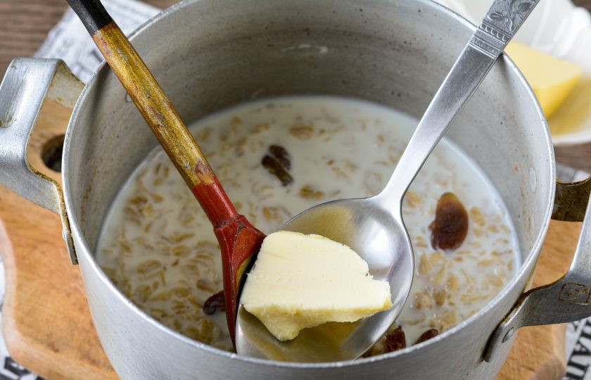 1. Этап. Каша на завтрак: Добавьте маленький кусочек сливочного масла и перемешайте кашу. Прикройте кастрюлю крышкой и дайте настояться 10 минут. После чего подавайте к столу.