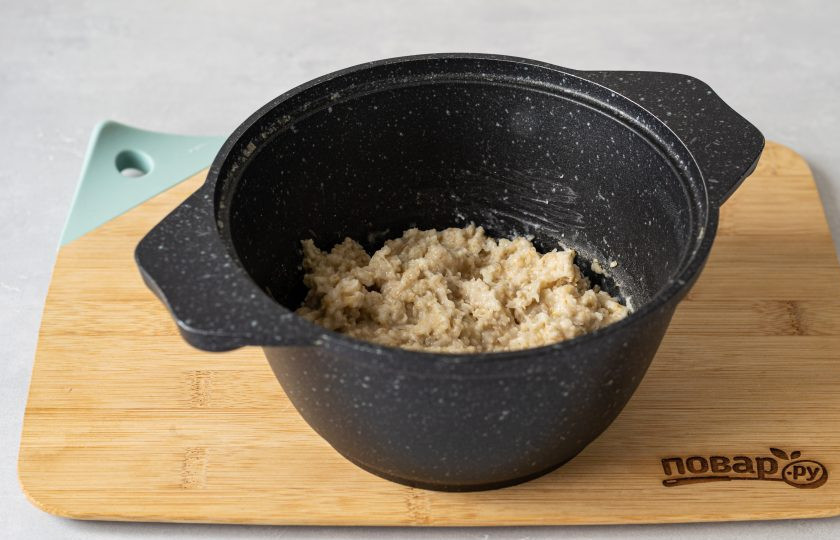 1. Этап. Постные овсяные оладьи: Овсяные хлопья отварите как кашу до готовности. Если используете хлопья быстрого приготовления, то их можно просто запарить горячей водой.