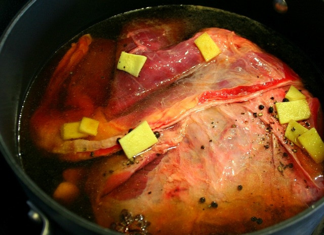 1. Этап. Тушенная в соевом соусе говядина: 3. Сверху долейте воду, чтобы она покрыла мясо.