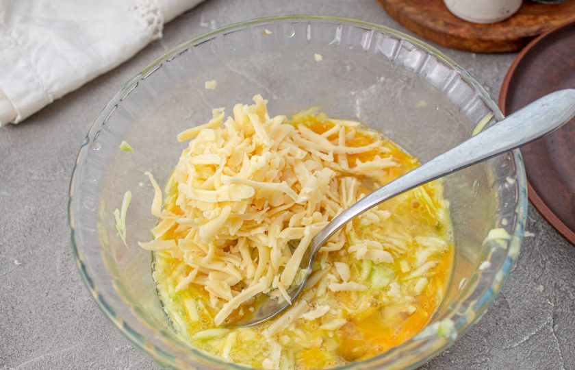 1. Этап. Кето-вафли из кабачков: Добавьте сыр и сливки. Перемешайте.