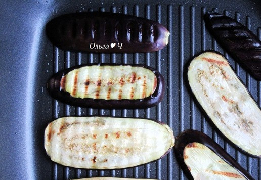 1. Этап. Чикенбургер с сыром и баклажанами: Смажьте сковороду-гриль растительным маслом и обжарьте тонко нарезанные баклажаны с двух сторон.