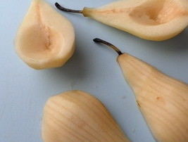 1. Этап. Десерт из яблок и груш: Разрезать вдоль напополам. Вырезать сердцевинки и удалить все косточки. Сбрызнуть лимонным соком, чтобы не потемнели. Можно не резать фрукты, а приготовить целиком, если вам так больше нравится.