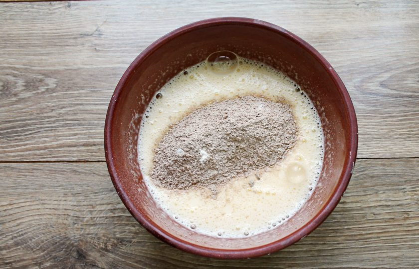 1. Этап. Кето-шарлотка с яблоками: Соедините взбитые яйца с мучной массой и аккуратно перемешайте до однородного теста.