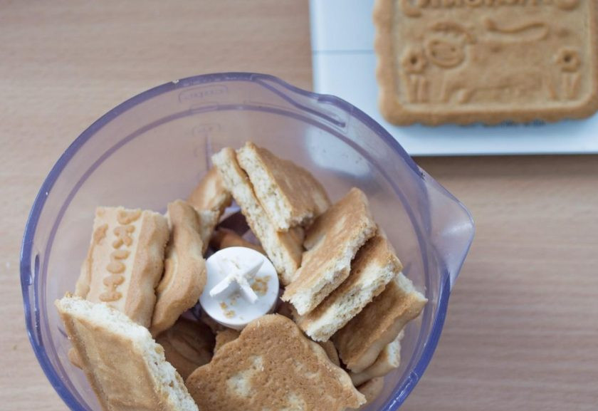 1. Этап. Торт из бананов: 1. Основа для этого торта — крошка из песочного печенья. Берите любое по вашему вкусу. Я люблю топленое молоко: оно отлично гармонирует с кремом и остальными ингредиентами. Измельчается печенье в блендере (можно натереть на терке).