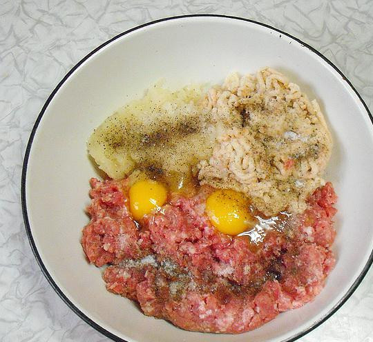 1. Этап. Новогодние котлеты: 2. Смешиваем фарш с намоченным хлебом и смолотым луком, добавляем перец и соль. Добавляем сюда яичную смесь (яйца лучше разбивать холодными, котлеты тогда получаются более пышными).