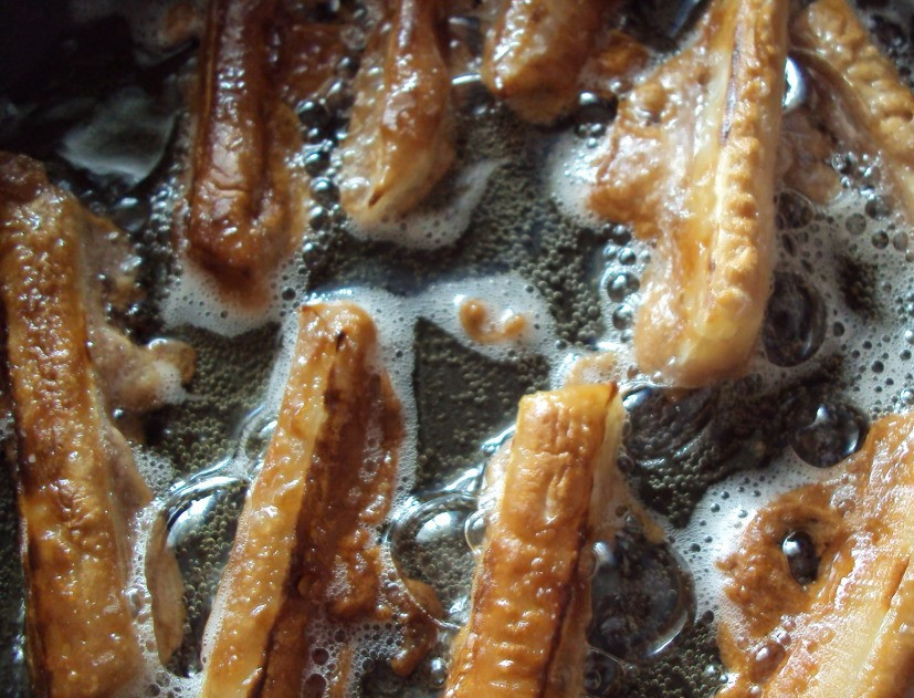 1. Этап. Кольраби в кляре: Когда появится румяная корочка, блюдо готово. Подавайте на стол с чесночным соусом.