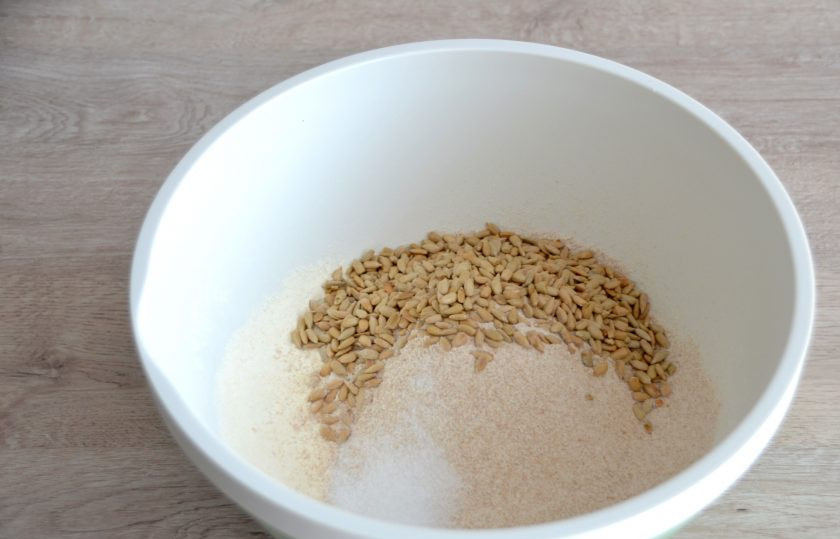 1. Этап. Голландский хлеб: В емкость для замешивания теста просейте муку, добавьте соль, семена подсолнечника, смешайте.