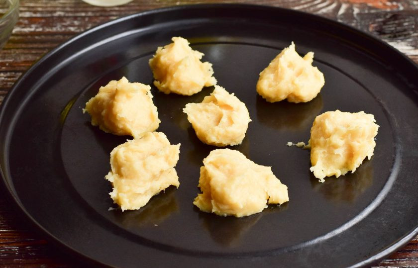 1. Этап. Профитроли с ванильным кремом: Выложите его ложкой на противень.