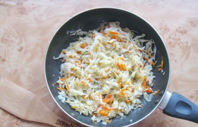 1. Этап. Ленивые вареники с капустой: Накройте сковороду крышкой и тушите капусту с луком и морковью до готовности, периодически перемешивая. Посолите и поперчите по вкусу.