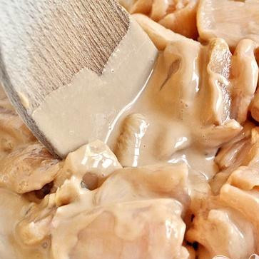 1. Этап. Курица по-азиатски с соусом и рисом: 2. Добавить кусочки курицы и размешать, чтобы курица была равномерно покрыта смесью. Накрыть курицу и дать постоять при комнатной температуре на 20 минут, периодически помешивая.