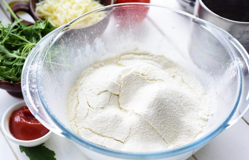 1. Этап. Пицца на сухом молоке: Просейте муку, добавьте соль.