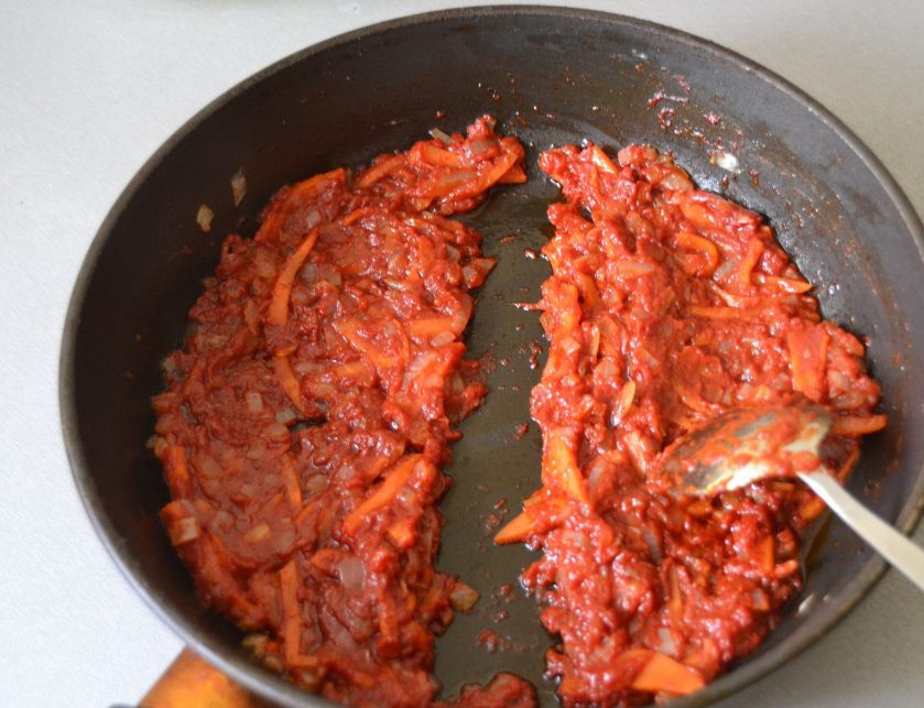 1. Этап. Голубцы по-цыгански: Разделите зажарку пополам.