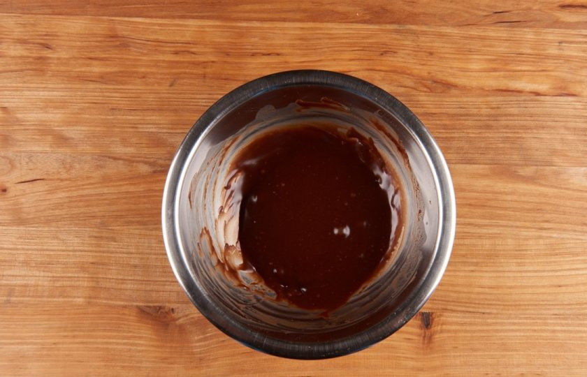 1. Этап. Тосты с Нутеллой и беконом: 1. Вначале сделайте соус. Смешайте Нутеллу с 1 ст. ложкой сливок.