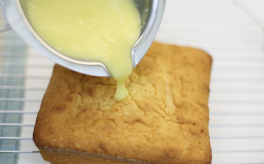 1. Этап. Бисквит на сметане: 6. Глазурь можно использовать абсолютно любую, которая вам по душе. Наиболее простой вариант - это растопленный шоколад со сливочным маслом. Тщательно перемешайте все до однородности и выложите сверху.