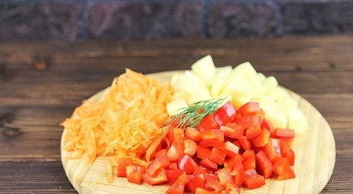 1. Этап. Шорпо: Нарежьте небольшими кубиками перец и очищенный картофель. Морковь помойте, очистите и натрите на крупной тёрке.