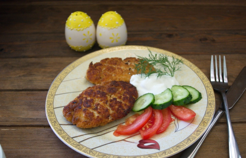 1. Этап. Куриные котлеты со сметаной: В панировочных сухарях обваляйте котлеты и обжарьте на растительном масле. Подайте к столу с овощами и ложкой сметаны.