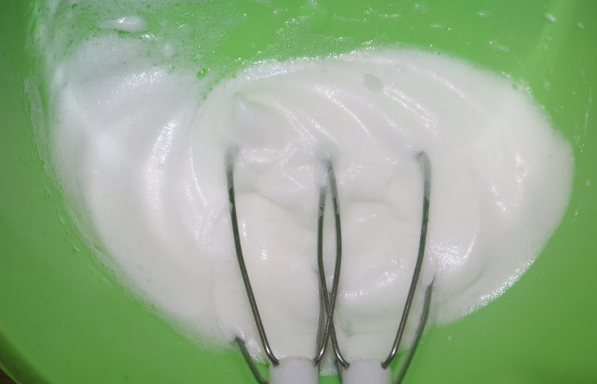 1. Этап. Мясной рулет с ананасами: Яичный белок взбейте с щепоткой соли.