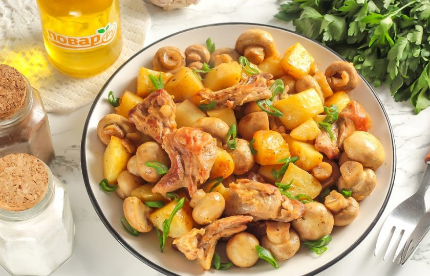 1. Этап. Баранина с картофелем и грибами: Выложите баранину с картофелем и грибами на тарелку и подайте к столу горячей. По желанию можно присыпать блюдо измельченной зеленью.