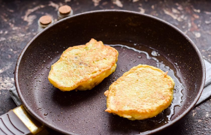1. Этап. Колдуны из картофеля и мясного фарша: Жарьте колдуны на растительном масле, под крышкой, по 8-10 минут с каждой стороны, на самом маленьком огне.