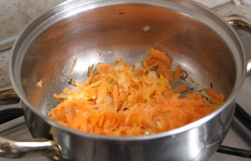 1. Этап. Суп с лисичками: Затем к луку добавить морковь, натертую на крупной терке.