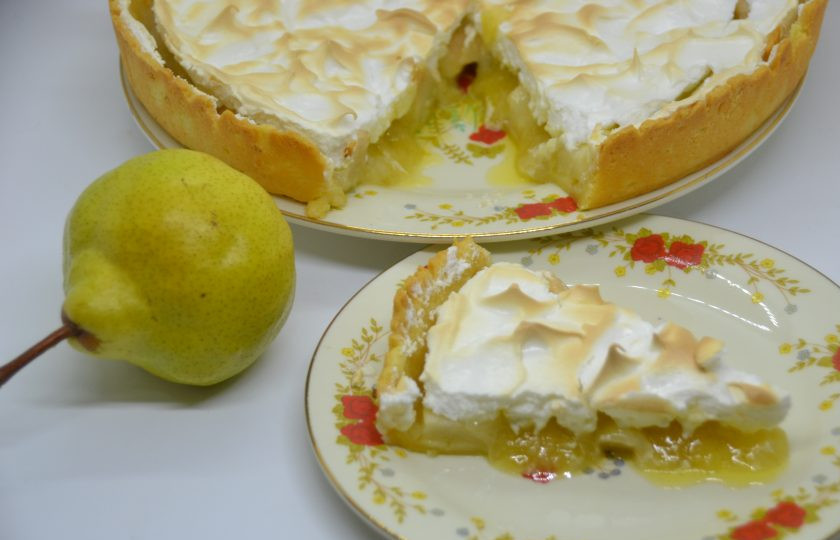 1. Этап. Грушевый пирог с карамельной заливкой: Перед подачей аккуратно извлеките пирог из формы, он очень нежный и вкусный, с тонкой корочкой теста, сочной грушей и нежной меренгой, это наслаждение!