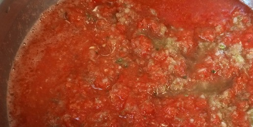 1. Этап. Кетчуп А-ля Хайнц: Поставить на огонь вариться 1-1,5 часа, в зависимости от плотности помидоров. Для сливок хватает 1 часа, более сочные сорта могут вывариваться до 2 часов