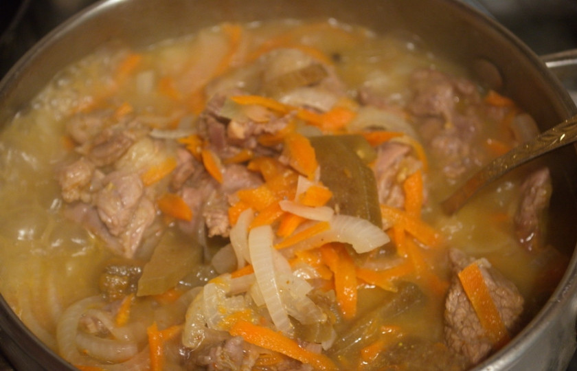 1. Этап. Мясное рагу с баклажанами: Добавьте сырые овощи к мясу. Перемешайте. Влейте воду. Тушите под крышкой до готовности мяса.