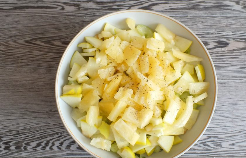 1. Этап. Салат Белые ночи с ананасом и сельдереем: Ананас нарежьте тонкими пластинками, добавьте в салатник. Посолите. По желанию, добавьте любимые приправы. Перемешайте.