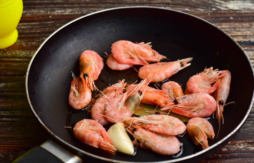 1. Этап. Креветки по-португальски: Выложите креветки.