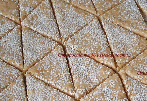 1. Этап. Сырное печенье с паприкой и кунжутом: Затем нарежьте треугольниками, переложите на противень, застеленный бумагой для выпечки.