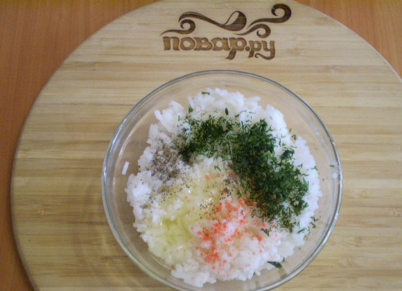 1. Этап. Трубочки из лаваша, запеченные в духовке: Соединяем рис со специями и зеленью. Добавляем сырой яичный белок.