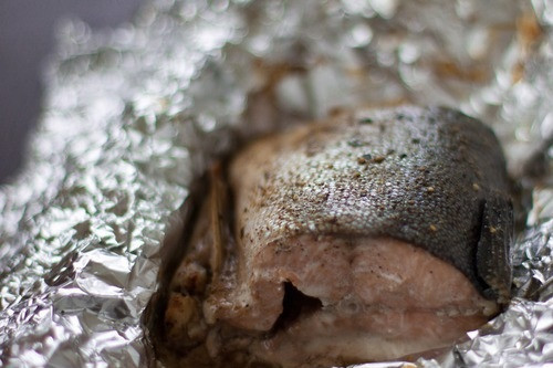 1. Этап. Парфе из креветок: Рыба приготовилась. Аккуратно снимаем кожу и удаляем кости, разобрав рыбу на небольшие кусочки. Сок слейте в отдельную емкость.