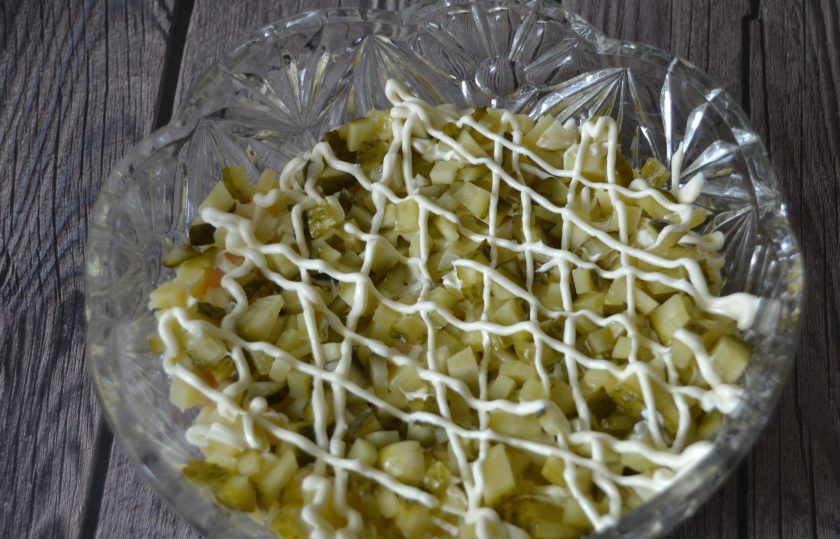 1. Этап. Салат Манон: Следующий слой - свекла, майонез.