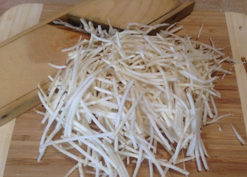 1. Этап. Салат из жареного корневого сельдерея: 2. Сельдерей натираем на терке для корейской моркови или на обычной крупной терке.