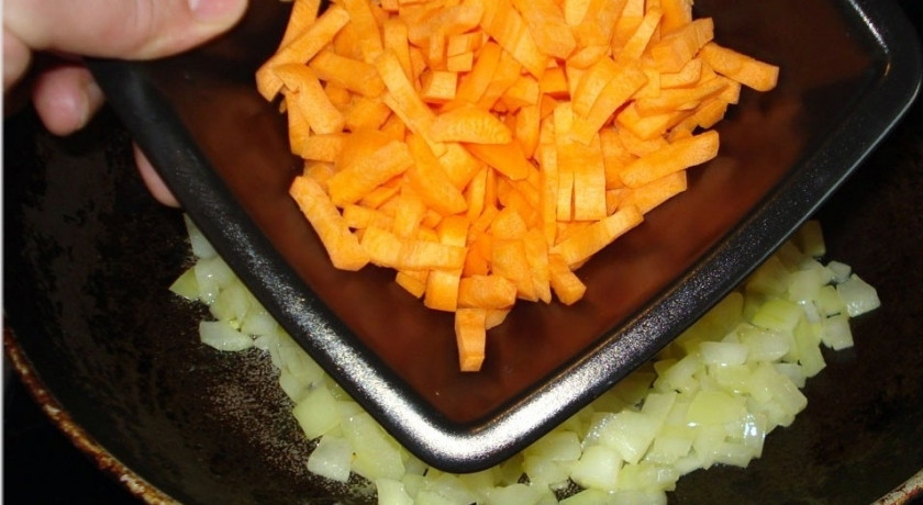 1. Этап. Грибовница из сушеных грибов: 3. Когда закипит бульон, добавим к нему готовый грибной отвар, а сами рибы порежем соломкой и тоже отправим в суп. Теперь осталось обжарить измельченные лук и морковку.