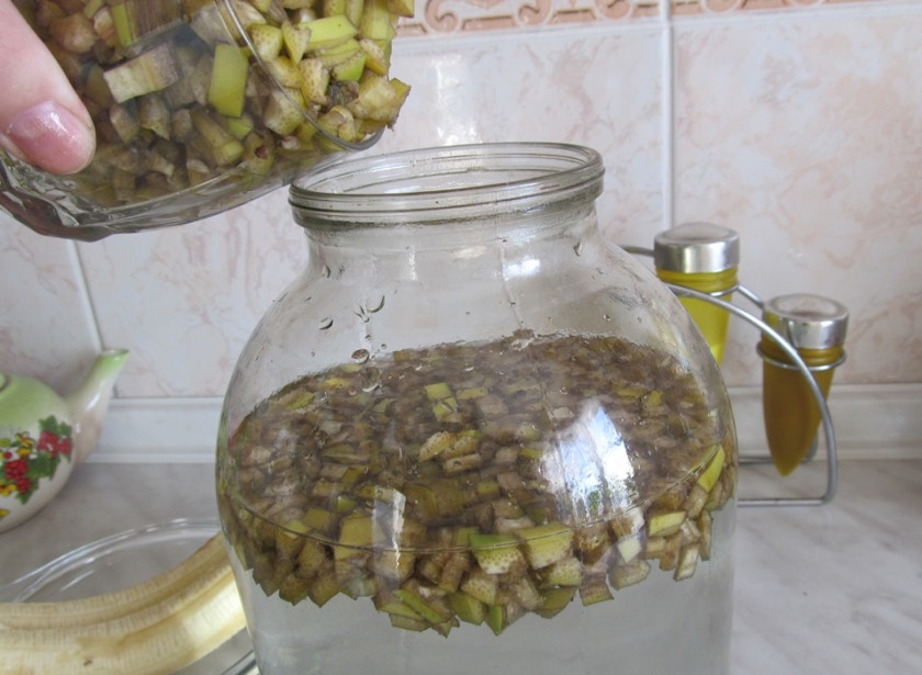 1. Этап. Квас из банановой кожуры: Залейте в 3-х литровую банку кипяченую холодную воду, поместите в воду кожуру.