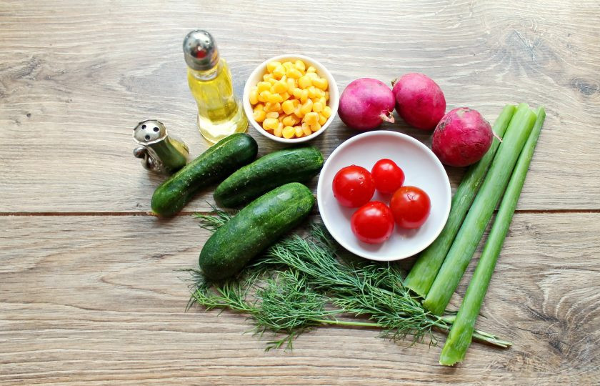 1. Этап. Постный салат с кукурузой: Подготовьте все необходимые ингредиенты для приготовления постного салата с кукурузой. Овощи тщательно вымойте и обсушите, с кукурузы слейте жидкость.