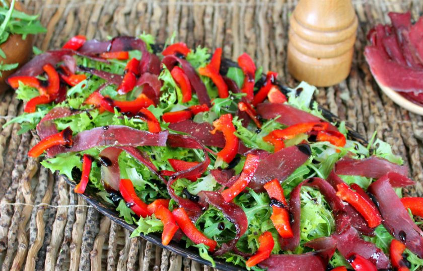 1. Этап. Салат с вяленым мясом: Поливаем салат оливковым маслом и бальзамическим уксусом. Посыпаем черным перцем и подаем к столу. Приятного аппетита!