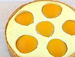 1. Этап. Творожный пирог с персиками: Готовый пирог лучше подавать в не в горячем, а в охлажденном виде. Приятного аппетита!